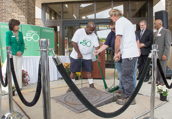 A group of workers prepare to pull the time capsule from its tomb.