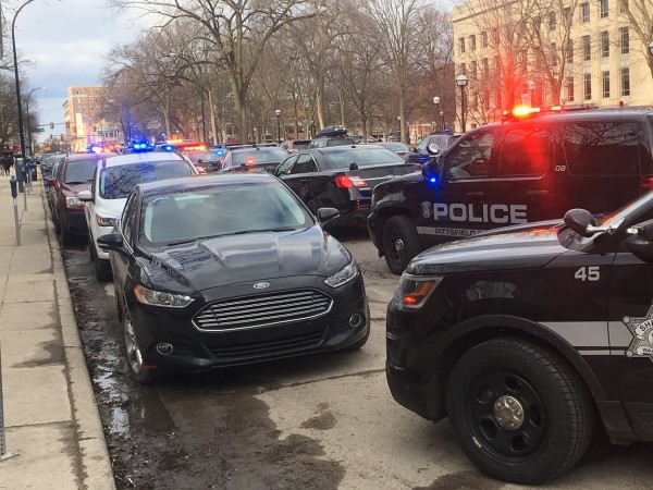 State Street has been blocked off in downtown Ann Arbor as police continue to investigate reports of a possible active shooter on U-M campus. Lilly Kujawski | Washtenaw Voice