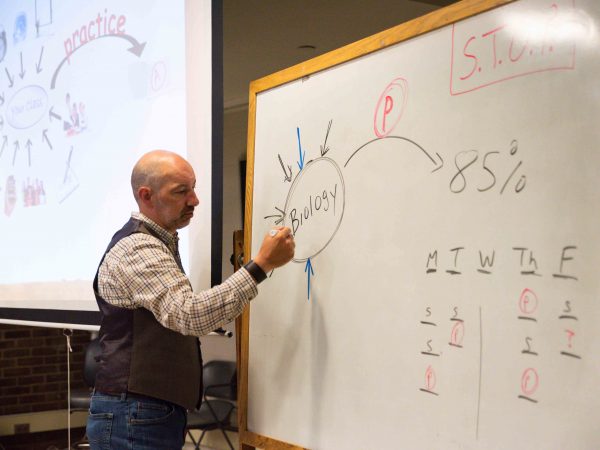 Biology faculty member David Wooten lectures on S.T.O.P., a formula designed to help students study more effciently. Lily Merritt | Washtenaw Voice