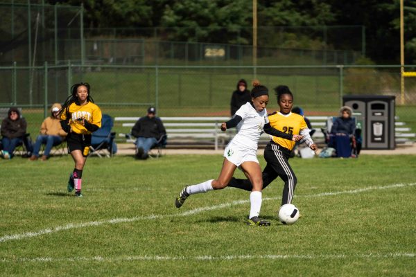 Imani Keel defends the ball during a recent game against Mott Community College. Eric Le | Washtenaw Voice