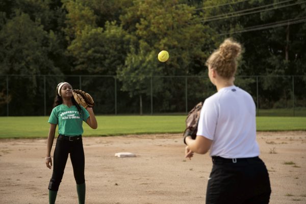 Women’s softball co-captains Lorena De Abreu and Savannah Warner play catch during a pre-season practice session. Eric Le | Washtenaw Voice