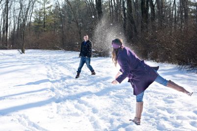 two-people-snowball-fighting-in-the-winter_800.jpg